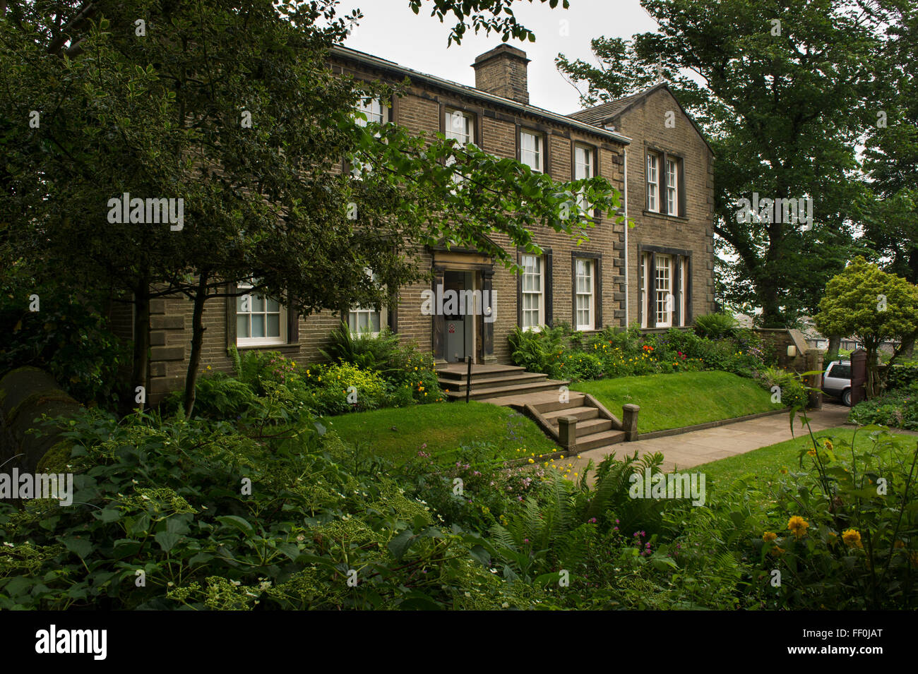 Bronte Parsonage Museum & Garten - historisches Haus, in dem die Familie Bronte lebte (literarisches und kulturelles Erbe) - Haworth, West Yorkshire, England, Großbritannien. Stockfoto