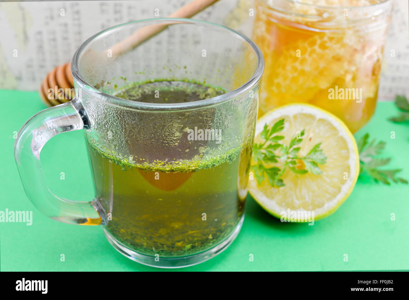 Tee mit Petersilie, Zitrone und Honig. Gesunde Getränke Stockfoto