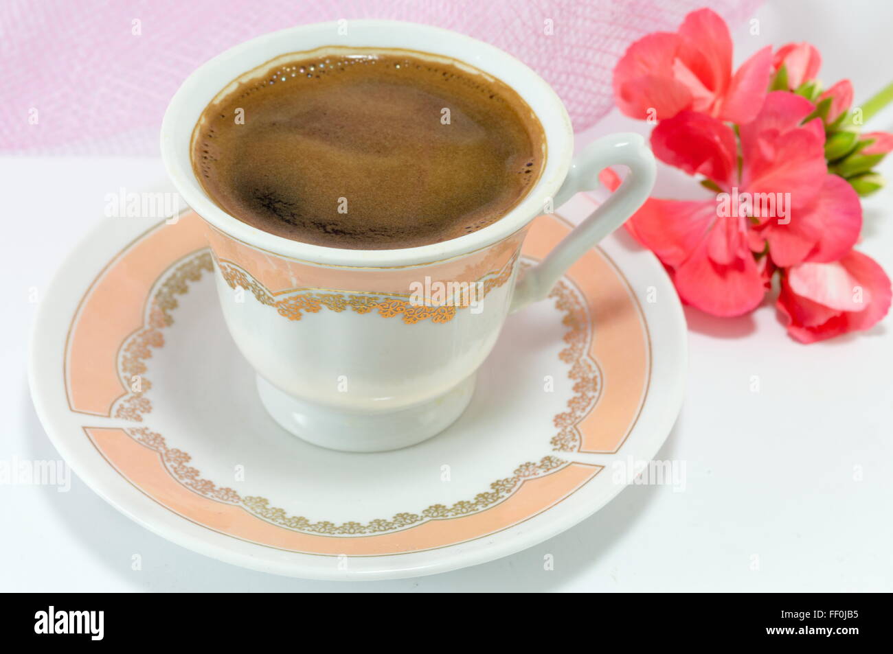 Vintage Tasse Kaffee auf einem Tisch mit Blumen geschmückt Stockfoto