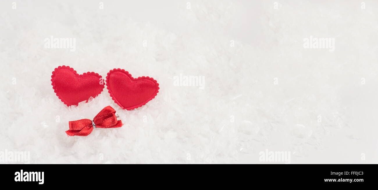 vier Herzen auf einem weißen Hintergrund der schneebedeckten Stockfoto