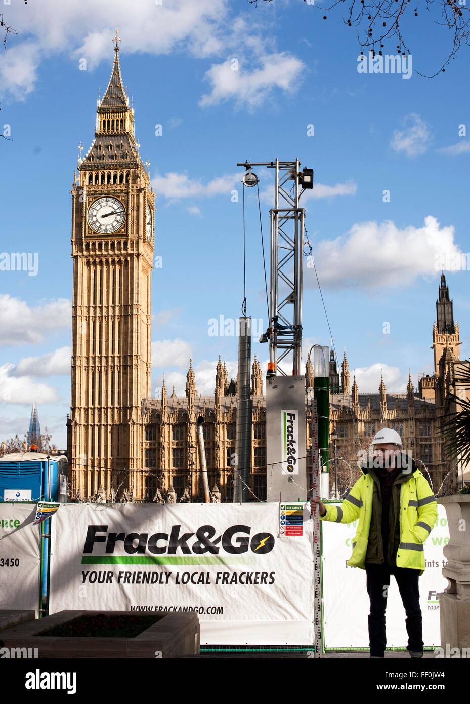 Anti-Fracking Aktivisten Mock Bohranlage in Parliament Square aus protest Stockfoto