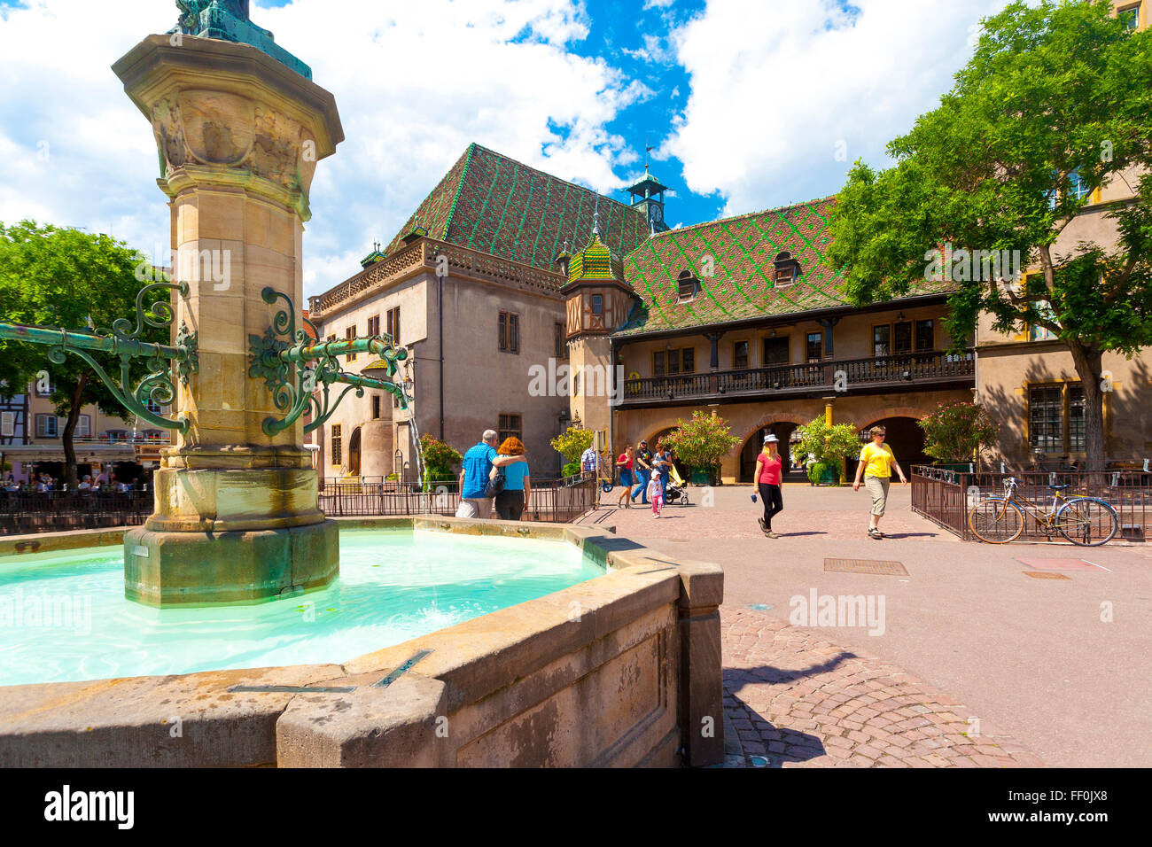 Brunnen von Baron Lazare de Schwendi und Koifhus an der Place de l ' ancienne Douane, Colmar, Elsass, Haut-Rhin, Frankreich Stockfoto