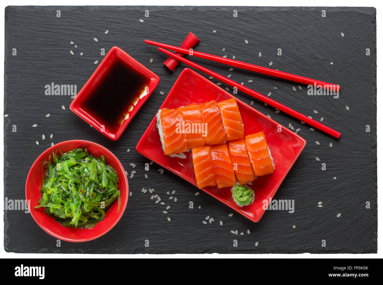 Sushi-Rollen und Meer Salat auf Schiefer Tisch. Stockfoto