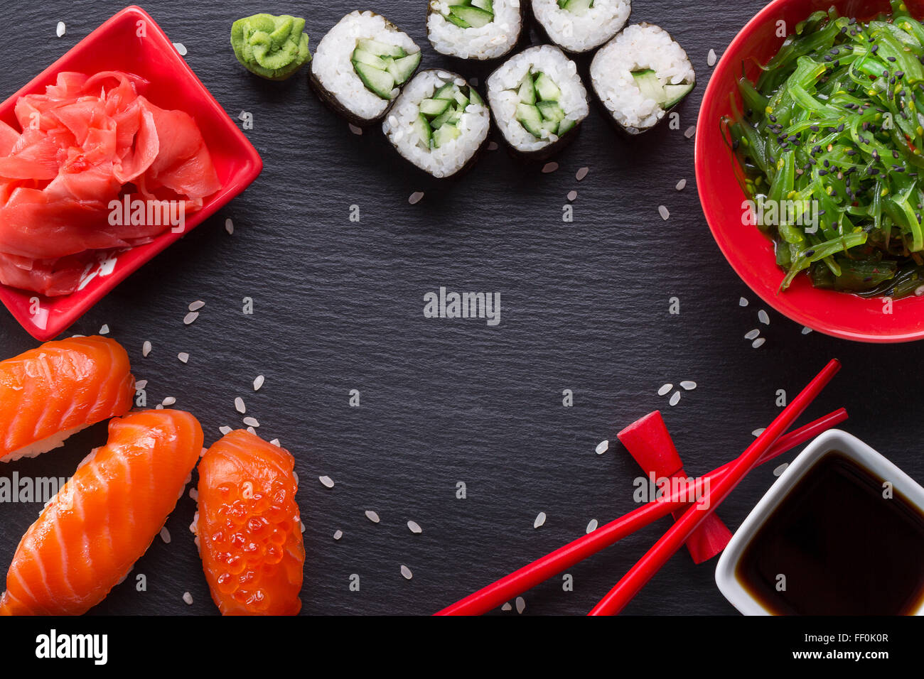 Sushi und Rollen auf Schiefer Tisch. Stockfoto