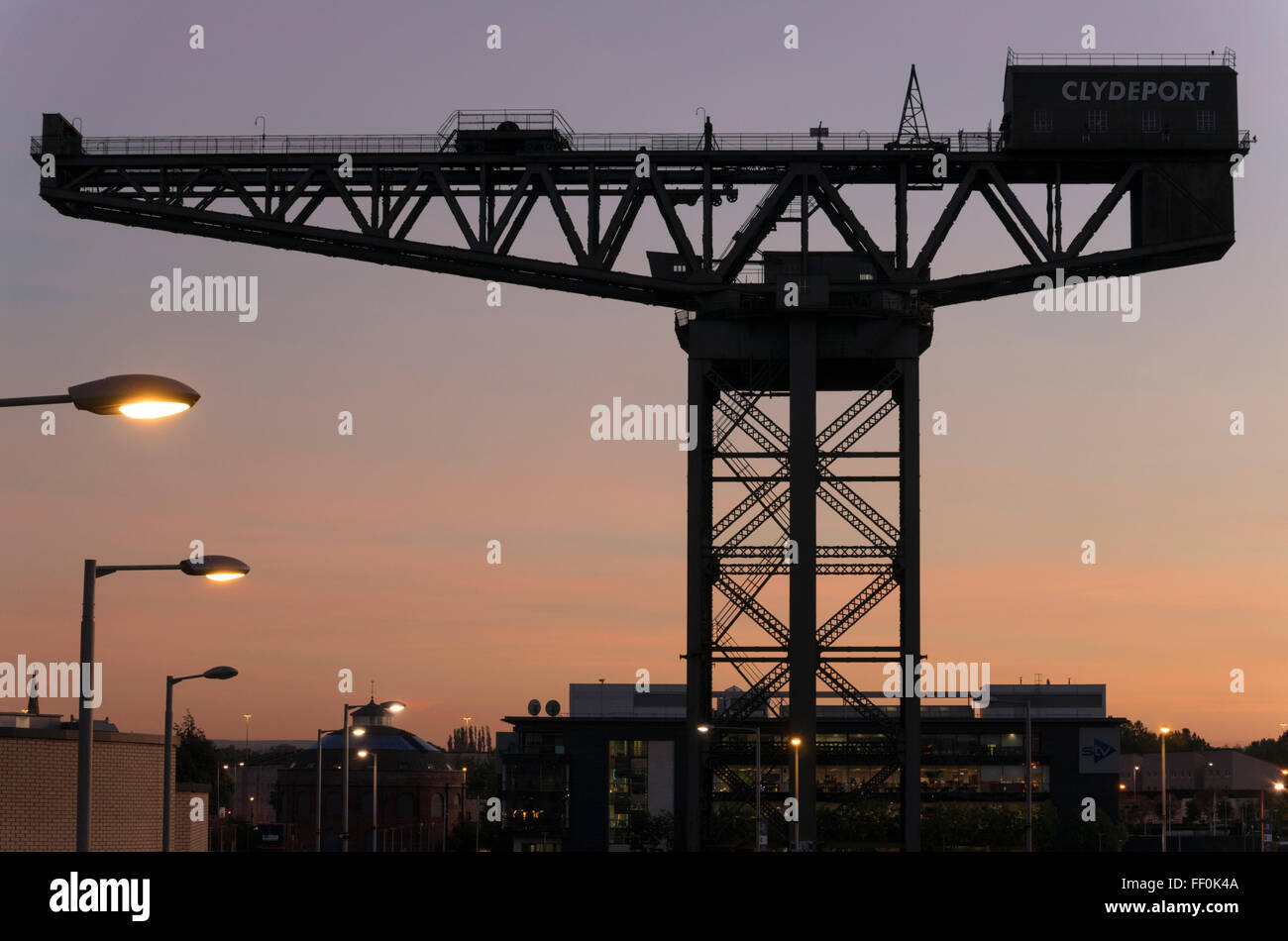 Clydeport Titan Kran, Finnieston, Glasgow in der Abenddämmerung, Blick nach Süden fällig. Stockfoto