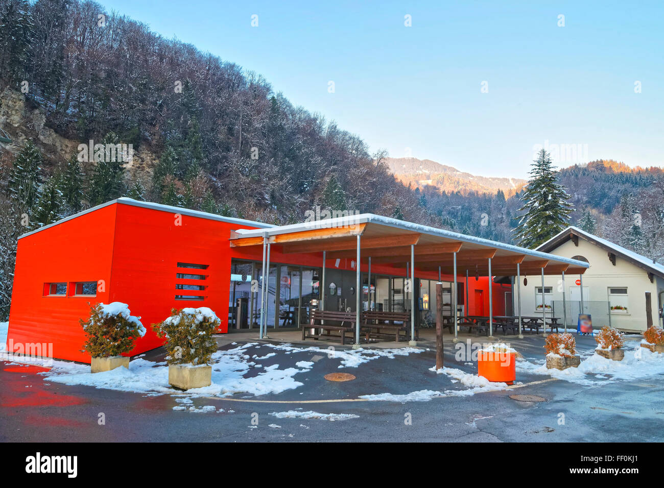 Shop von Salt Mine Complex im Winter Bex in der Schweiz. Der Salz-Bergbau-Komplex wird als Schweizer Welterbe-Aufstellungsort von nationaler Bedeutung aufgeführt. Stockfoto