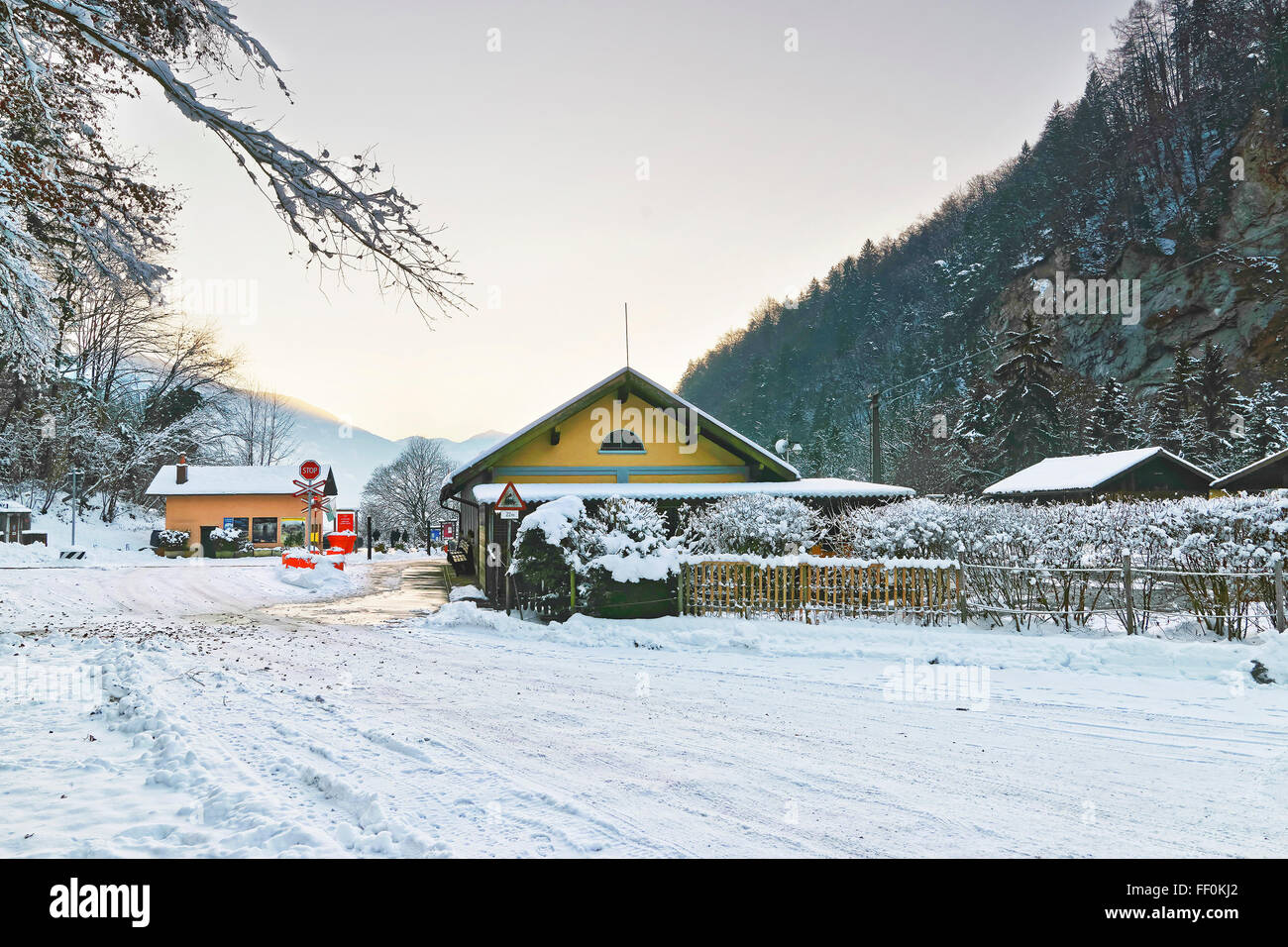 Straßenansicht im Salzbergwerk von Winter Bex in der Schweiz. Der Salz-Bergbau-Komplex wird als Schweizer Welterbe-Aufstellungsort von nationaler Bedeutung aufgeführt. Stockfoto