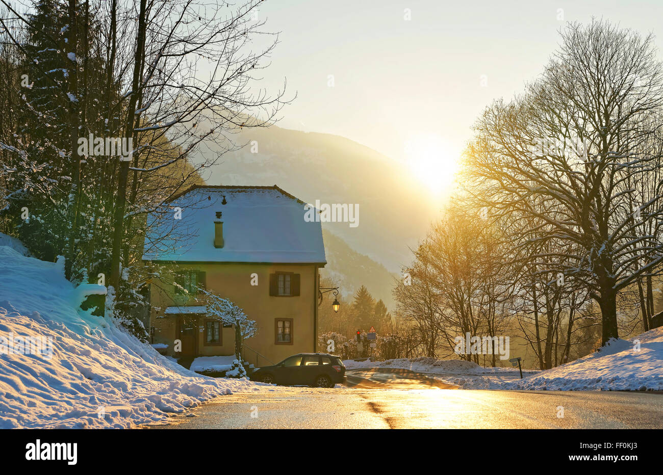 Sonnenuntergang in der Nähe von Wieliczka Winter Bex in der Schweiz. Der Salz-Bergbau-Komplex wird als Schweizer Welterbe-Aufstellungsort von nationaler Bedeutung aufgeführt. Stockfoto