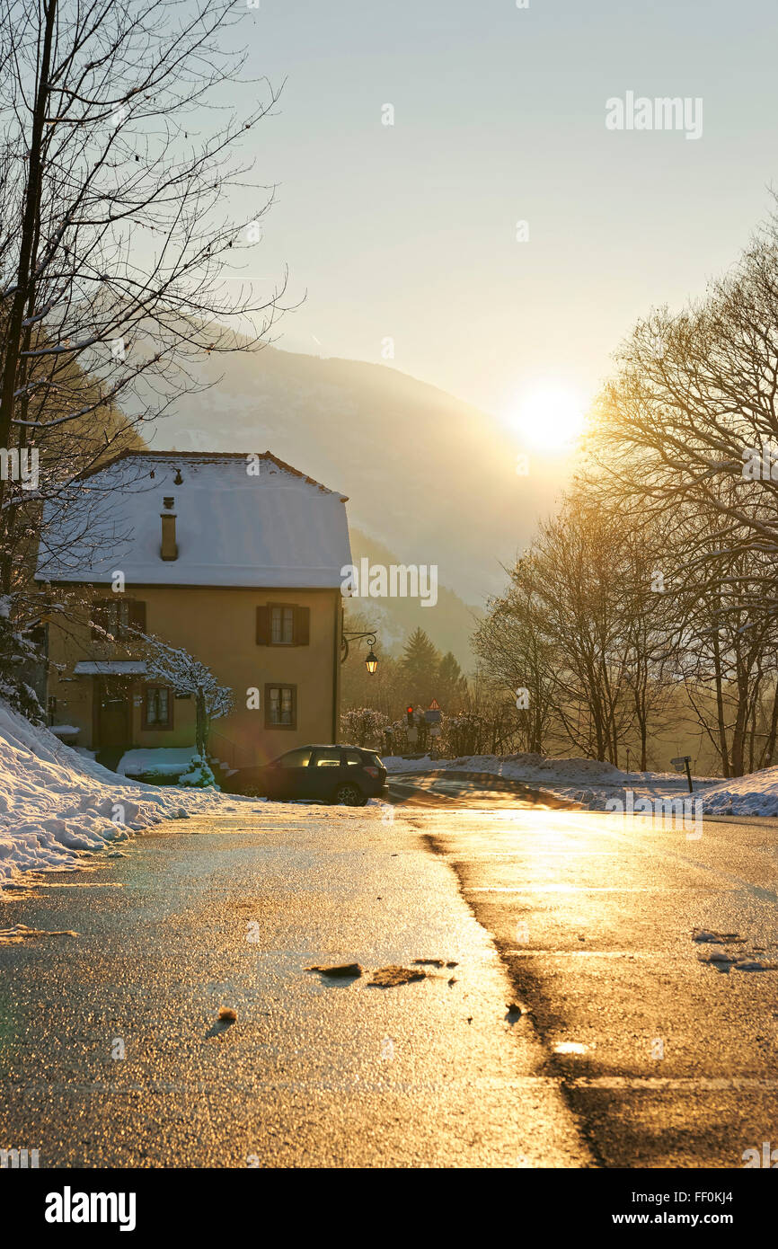 Sonnenuntergang am Salzbergwerk Winter Bex in der Schweiz. Der Salz-Bergbau-Komplex wird als Schweizer Welterbe-Aufstellungsort von nationaler Bedeutung aufgeführt. Stockfoto