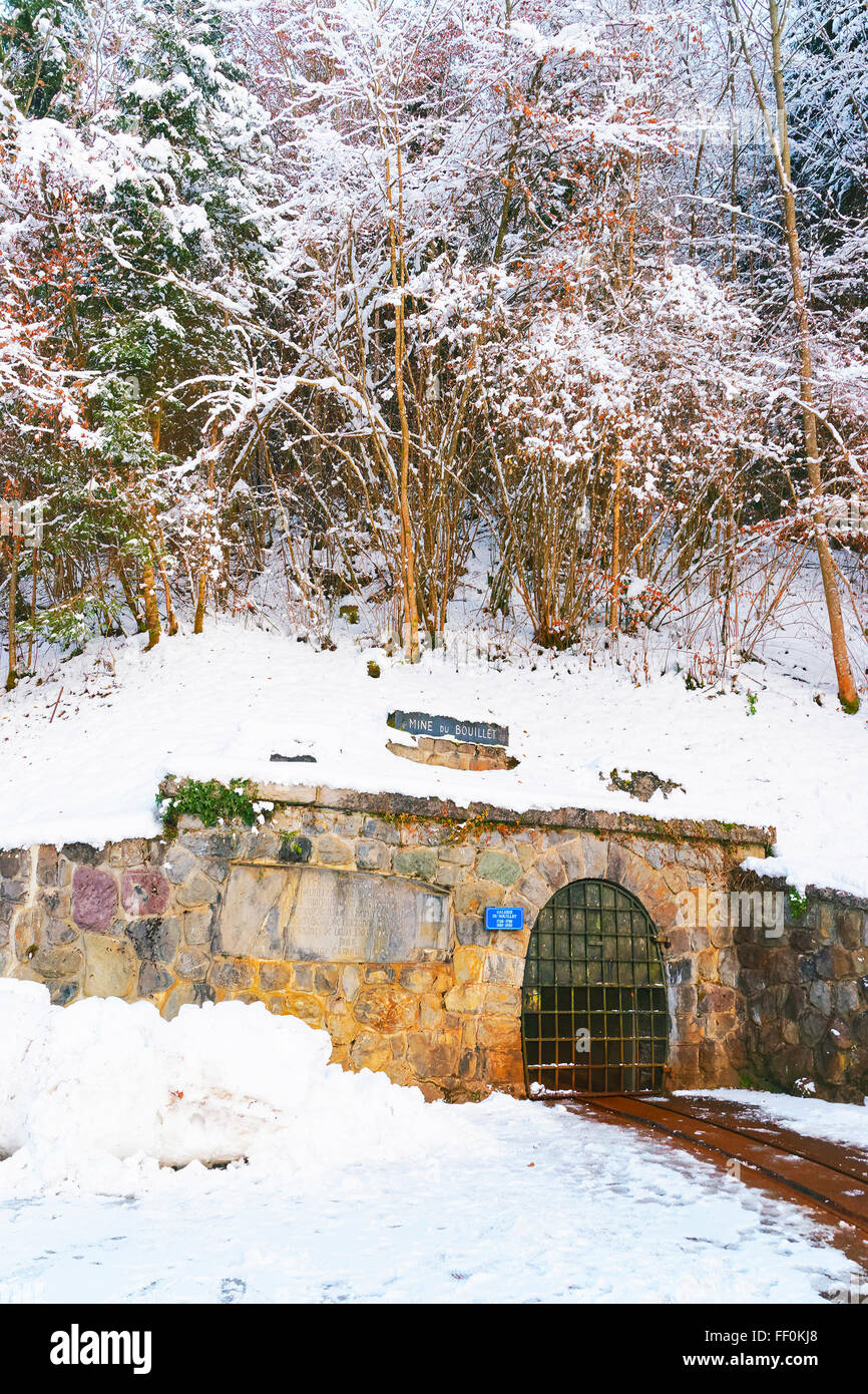 Eingang zu den Salzminen Sel des Alpes in Bex von der Schweiz im Winter. Der Salz-Bergbau-Komplex wird als Schweizer Welterbe-Aufstellungsort von nationaler Bedeutung aufgeführt. Stockfoto