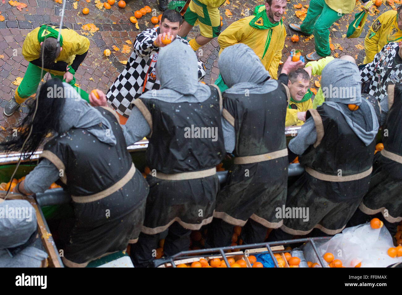 Die traditionelle "Schlacht der Apfelsinen" Während der Karneval in ivrea am 7. Februar statt, 2016 in Ivrea bei Turin, Italien Stockfoto