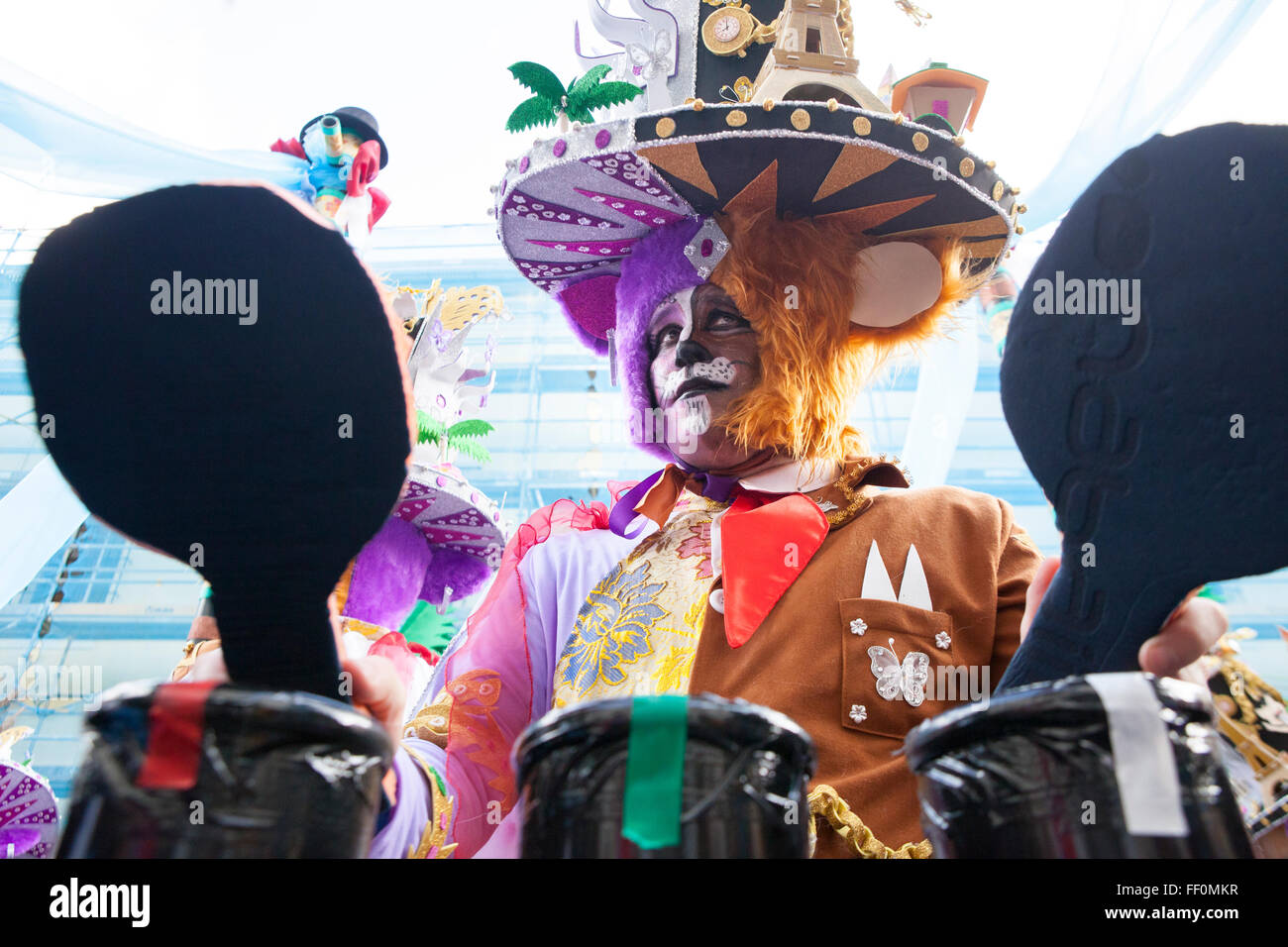 BADAJOZ, Spanien, Februar 7: Künstler nehmen Teil in der Karneval-Parade der Truppen in Badajoz Stadt am 7. Februar 2016. Das ist Stockfoto