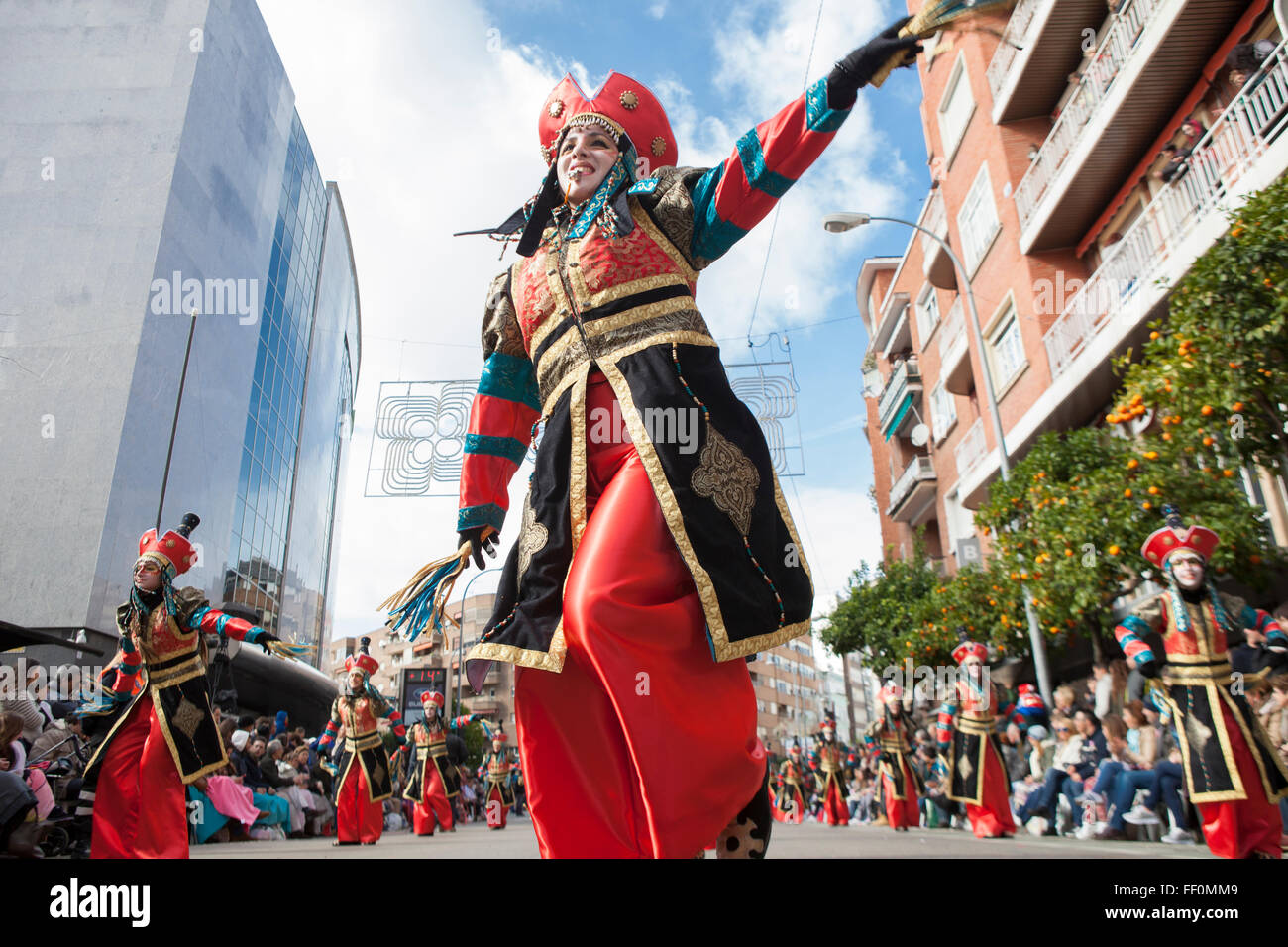 BADAJOZ, Spanien, Februar 7: Künstler nehmen Teil in der Karneval-Parade der Truppen in Badajoz Stadt am 7. Februar 2016. Das ist Stockfoto