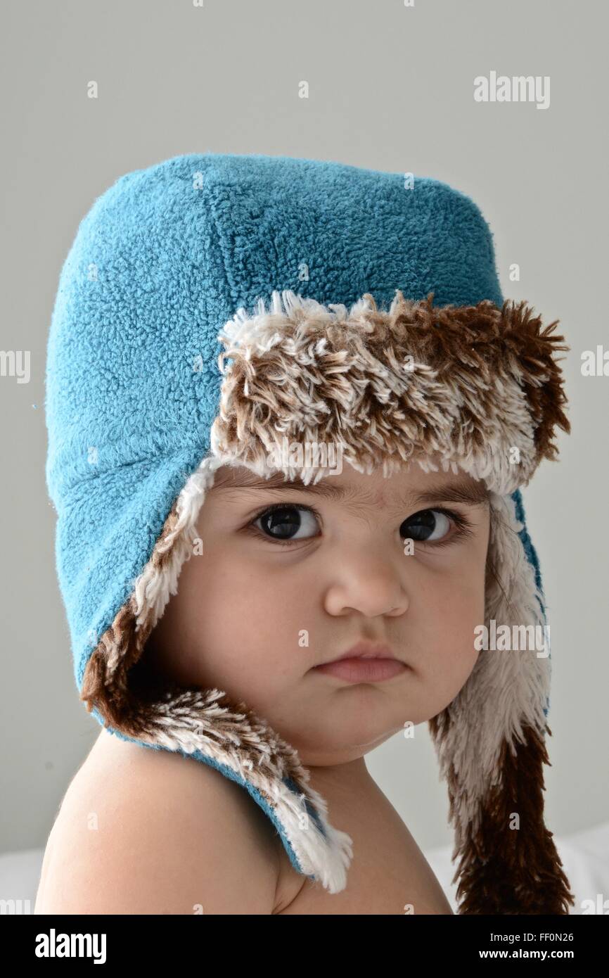 10 Monate Babymädchen trägt einen Hut winter Stockfoto