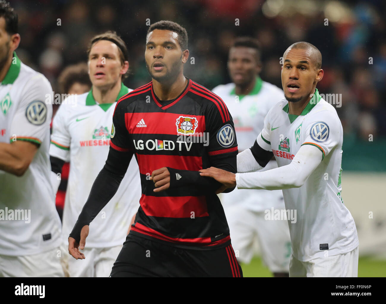 Leverkusen, Deutschland. 9. Februar 2016. Fußball, Deutsch Soccer Cup, zuletzt acht, Leverkusen, 9. Februar 2016, Bayer 04 Leverkusen - SV Werder Bremen: Theodor Gebre Selassie (Bremen, R) mit Jonathan Tah (Leverkusen).          Bildnachweis: Jürgen Schwarz/Alamy Live-Nachrichten Stockfoto