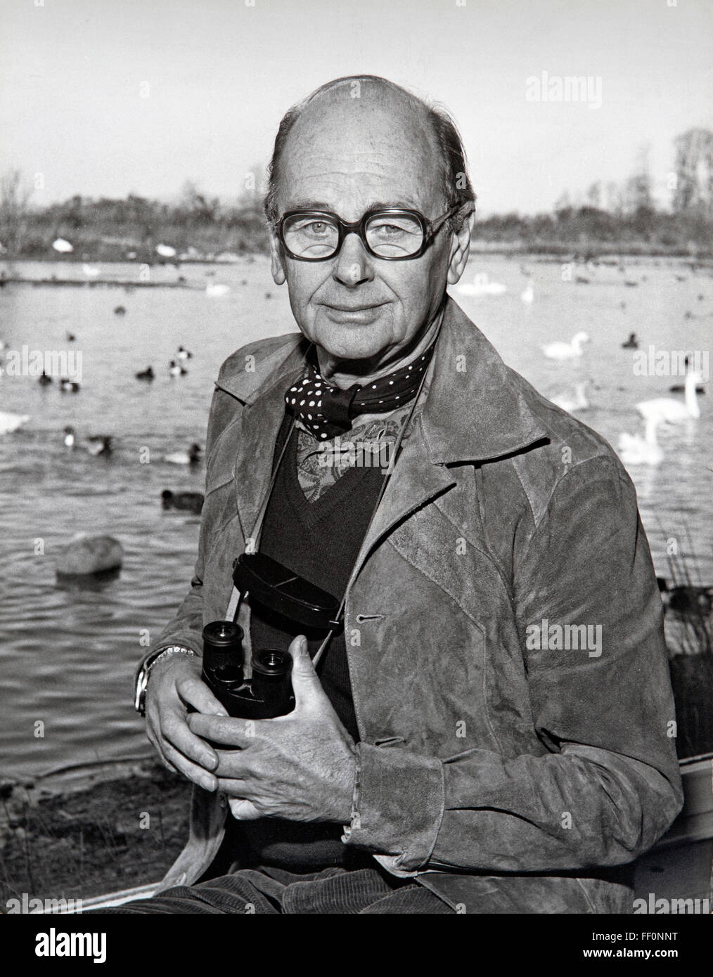 Sir Peter Scott fotografierte im Jahr 1972 in seinem Haus am Wildfowl & Wetlands Trust, Slimbridge, Großbritannien Stockfoto