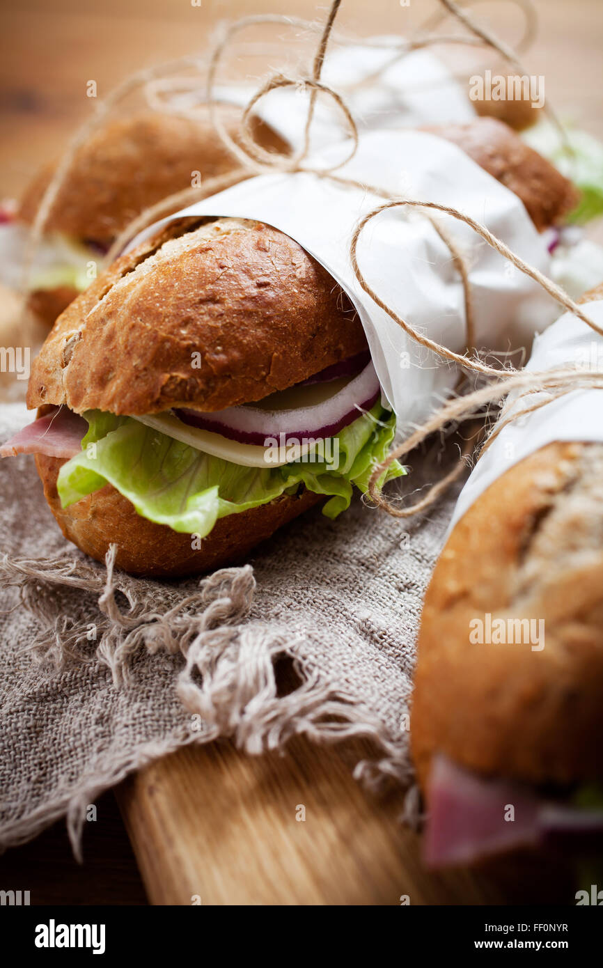 Baguette mit Schinken und Käse Stockfoto