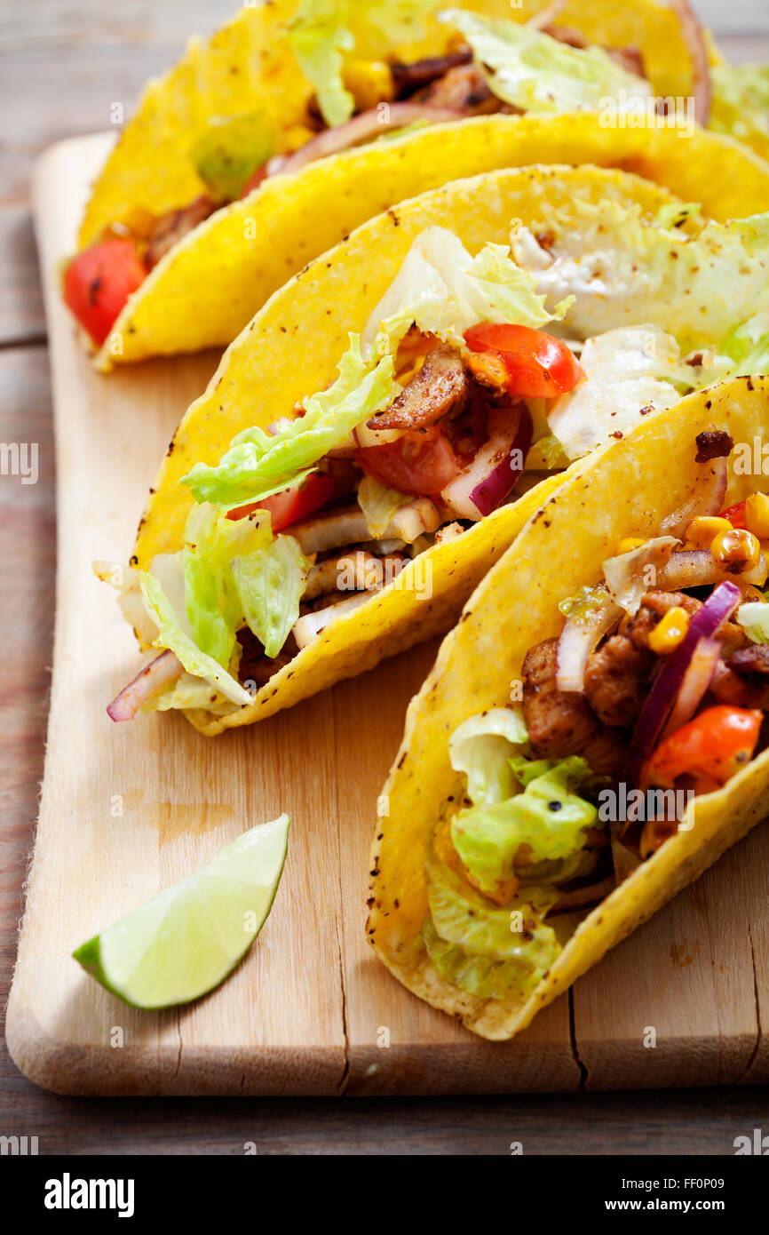 Frische mexikanische Tacos mit Hähnchen scharf Stockfoto