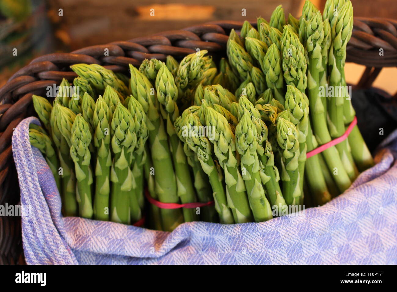 grüner Spargel in einem Korb Stockfoto