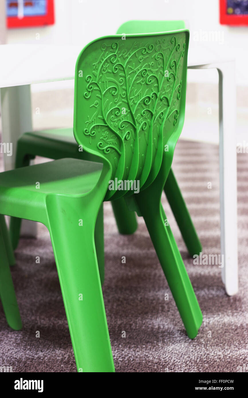 Grüne Kunststoff Kinderstühle Stockfoto