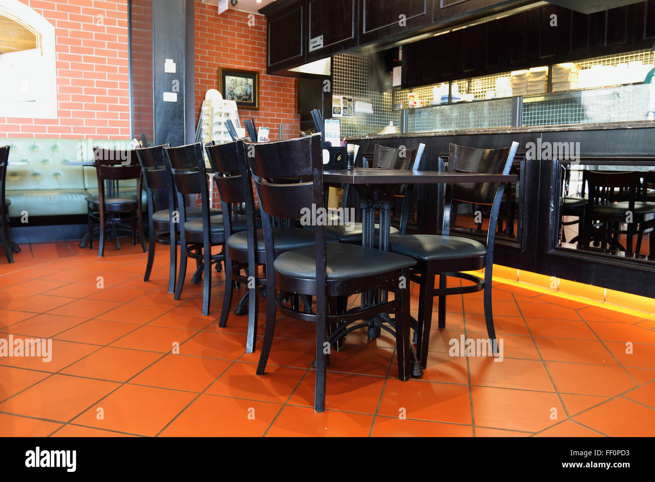 Atmosphäre in einem Restaurant mit schwarzen Stühlen und Tischen Stockfoto