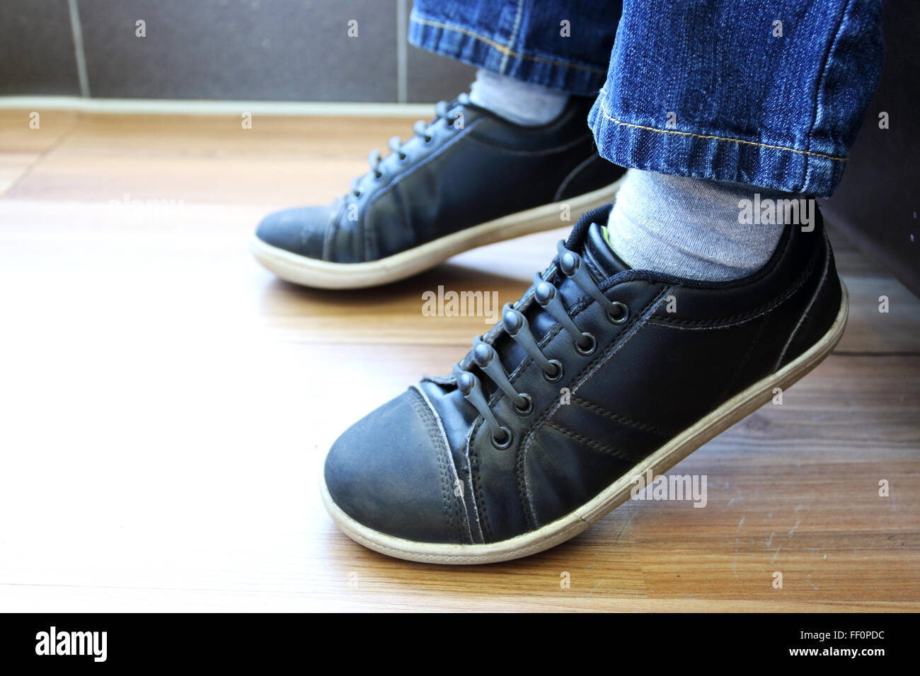 Schwarze schuhe und blaue jeans -Fotos und -Bildmaterial in hoher Auflösung  – Alamy