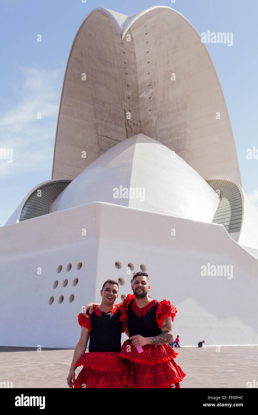 Teneriffa, Spanien, 9. Februar 2016. Tänzer, marching Bands und verschiedene Charaktere, die Teilnahme an der Parade Karneval, Karneval Dienstag in Santa Cruz, Teneriffa, Kanarische Inseln, Spanien. Stockfoto