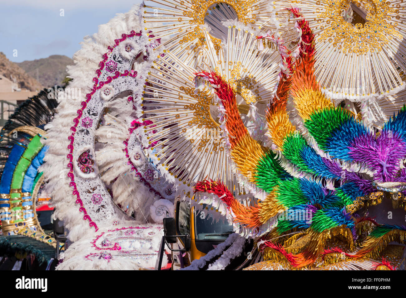 Teneriffa, Spanien, 9. Februar 2016. Tänzer, marching Bands und verschiedene Charaktere, die Teilnahme an der Parade Karneval, Karneval Dienstag in Santa Cruz, Teneriffa, Kanarische Inseln, Spanien. Stockfoto