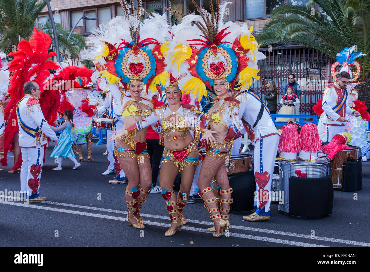 Teneriffa, Spanien, 9. Februar 2016. Tänzer, marching Bands und verschiedene Charaktere, die Teilnahme an der Parade Karneval, Karneval Dienstag in Santa Cruz, Teneriffa, Kanarische Inseln, Spanien. Stockfoto