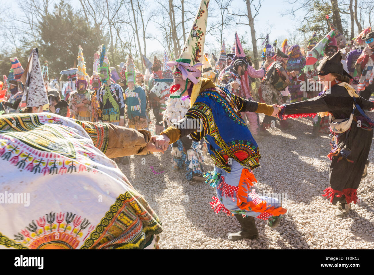 Chatangia, Louisiana, USA. 9. Februar 2016. Cajun Karneval Nachtschwärmer in traditionellen Kostümen tanzen auf Fat Tuesday während Karneval Faquetaique Courir laufen 9. Februar 2016 in Chatangia, Louisiana. Nachtschwärmer toben durch die Landschaft verursachen Unfug und betteln dann feiern, indem Sie tanzen. Stockfoto