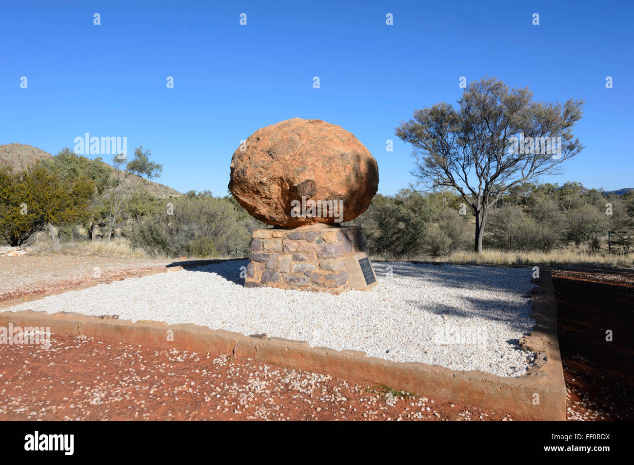 Die Asche von John Flynn, der Gründer des Royal Flying Doctors Service, werden unter diesem Felsbrocken, Alice Springs, Norther begraben. Stockfoto