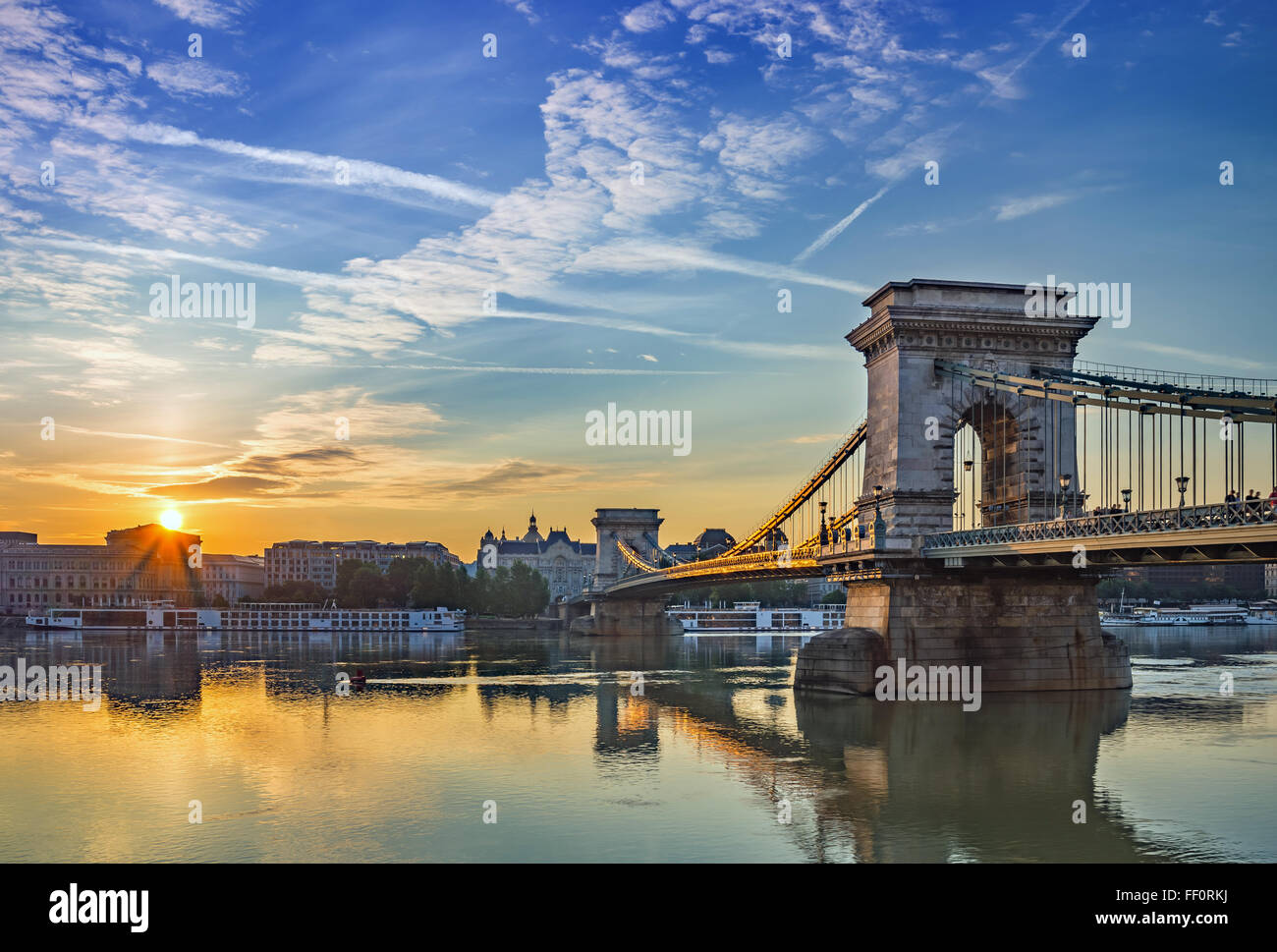 Sonnenaufgang in Budapest City und Kettenbrücke - Budapest - Ungarn Stockfoto