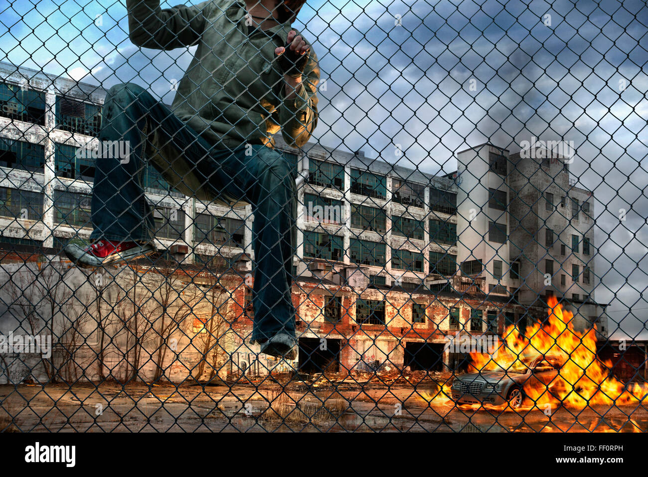 Mann, die Wand in düstere urbane Nachbarschaft Skalierung Stockfoto