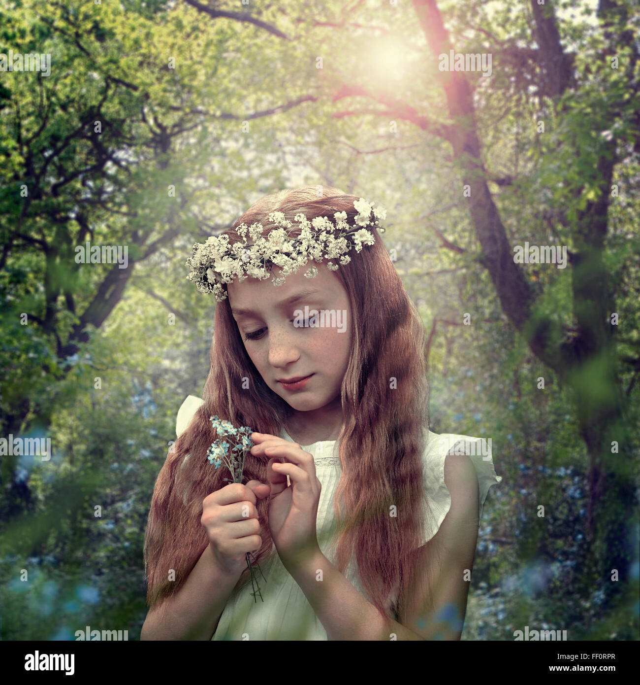 Kaukasische Mädchen mit Blume Krone im Wald Stockfoto