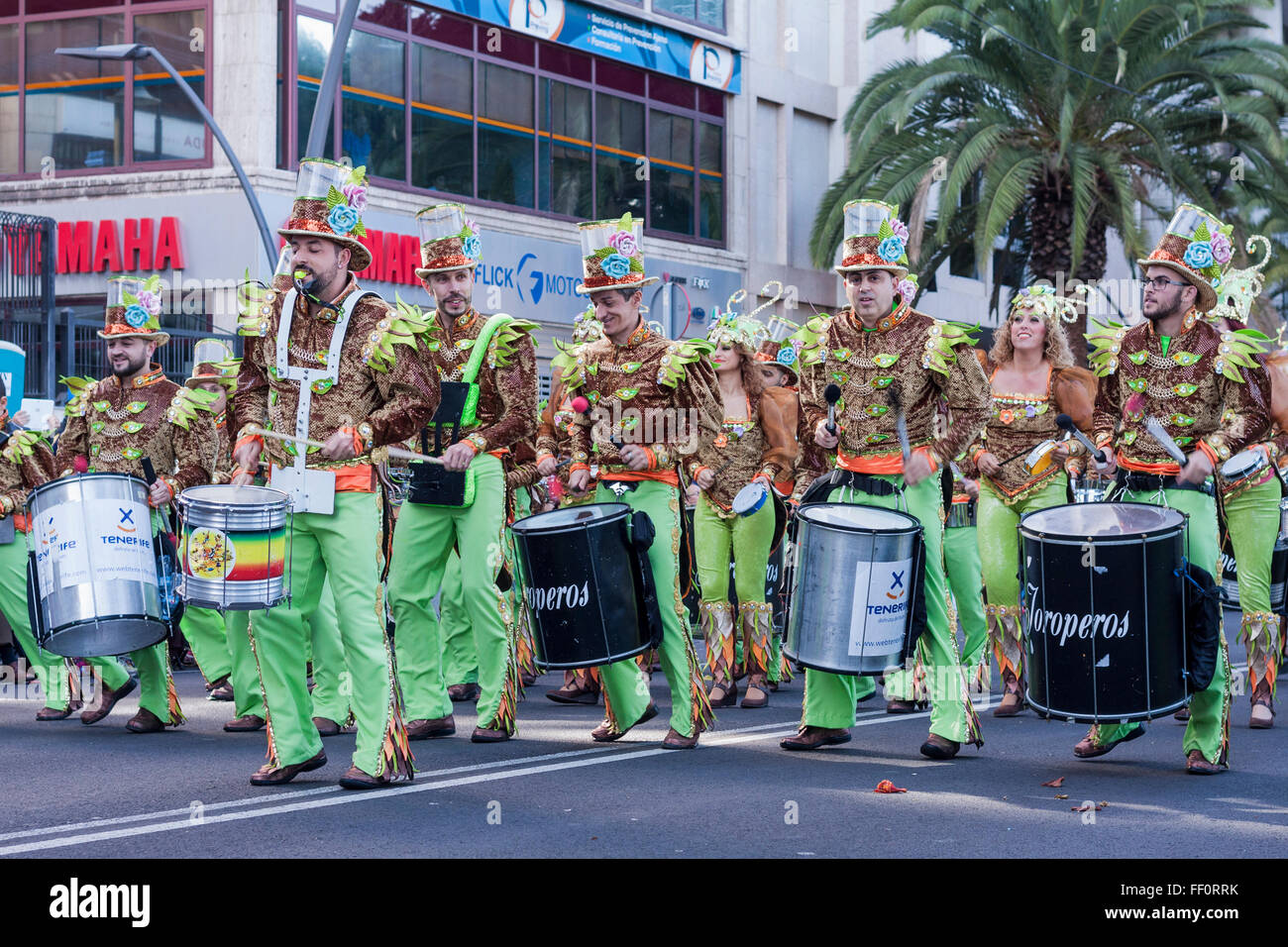 Teneriffa, Spanien, 9. Februar 2016. Tänzer, marching Bands und verschiedene Charaktere, die Teilnahme an der Parade Karneval, Karneval Dienstag in Santa Cruz, Teneriffa, Kanarische Inseln, Spanien. Stockfoto