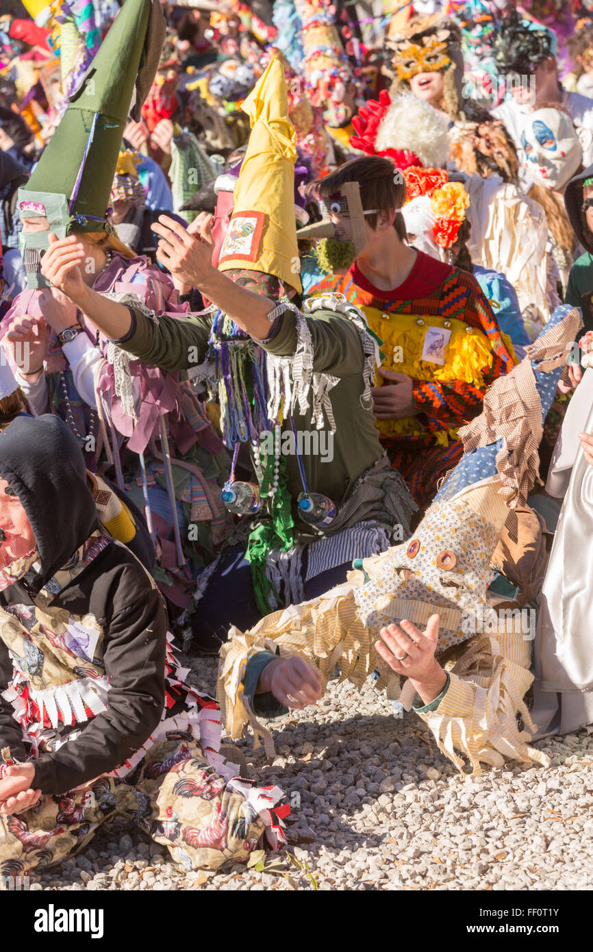 Chatangia, Louisiana, USA. 9. Februar 2016. Cajun Karneval Feiernden betteln Hausbesitzer für Spenden auf Fat Tuesday während den Faquetaique Courir Fasching Chicken Run 9. Februar 2016 in Chatangia, Louisiana. Nachtschwärmer toben durch die Landschaft verursachen Unfug und betteln dann feiern, indem Sie tanzen. Stockfoto