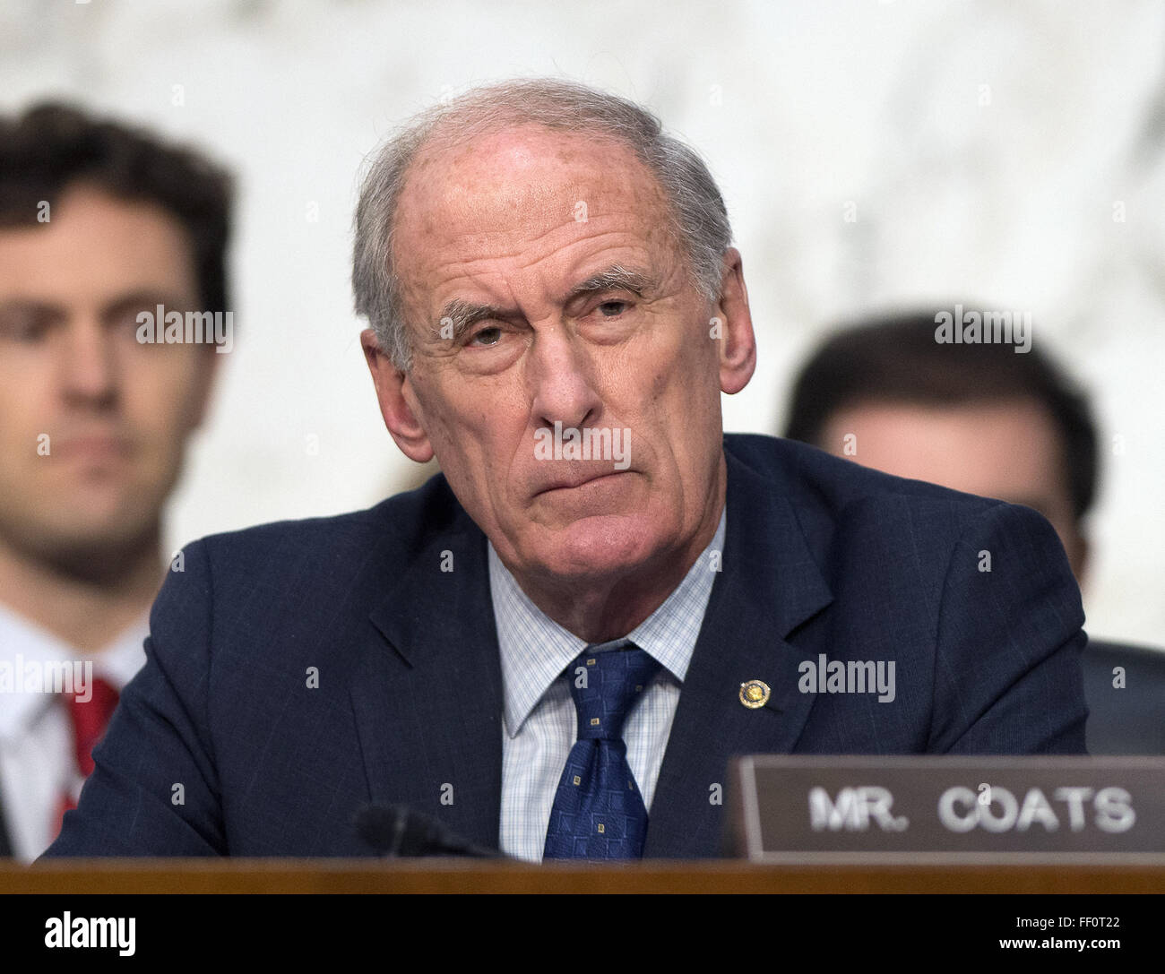 Washington, District Of Columbia, USA. 9. Februar 2016. Vereinigte Staaten Senator Dan Coats (republikanischer Bundesstaat Indiana) hört zu, als Zeugen, während eine offene Anhörung durch uns Senate Select Committee on Intelligence befragt werden, weltweite Bedrohungen auf dem Capitol Hill in Washington, DC auf Dienstag, 9. Februar 2016 zu untersuchen. Bildnachweis: ZUMA Press, Inc./Alamy Live-Nachrichten Stockfoto