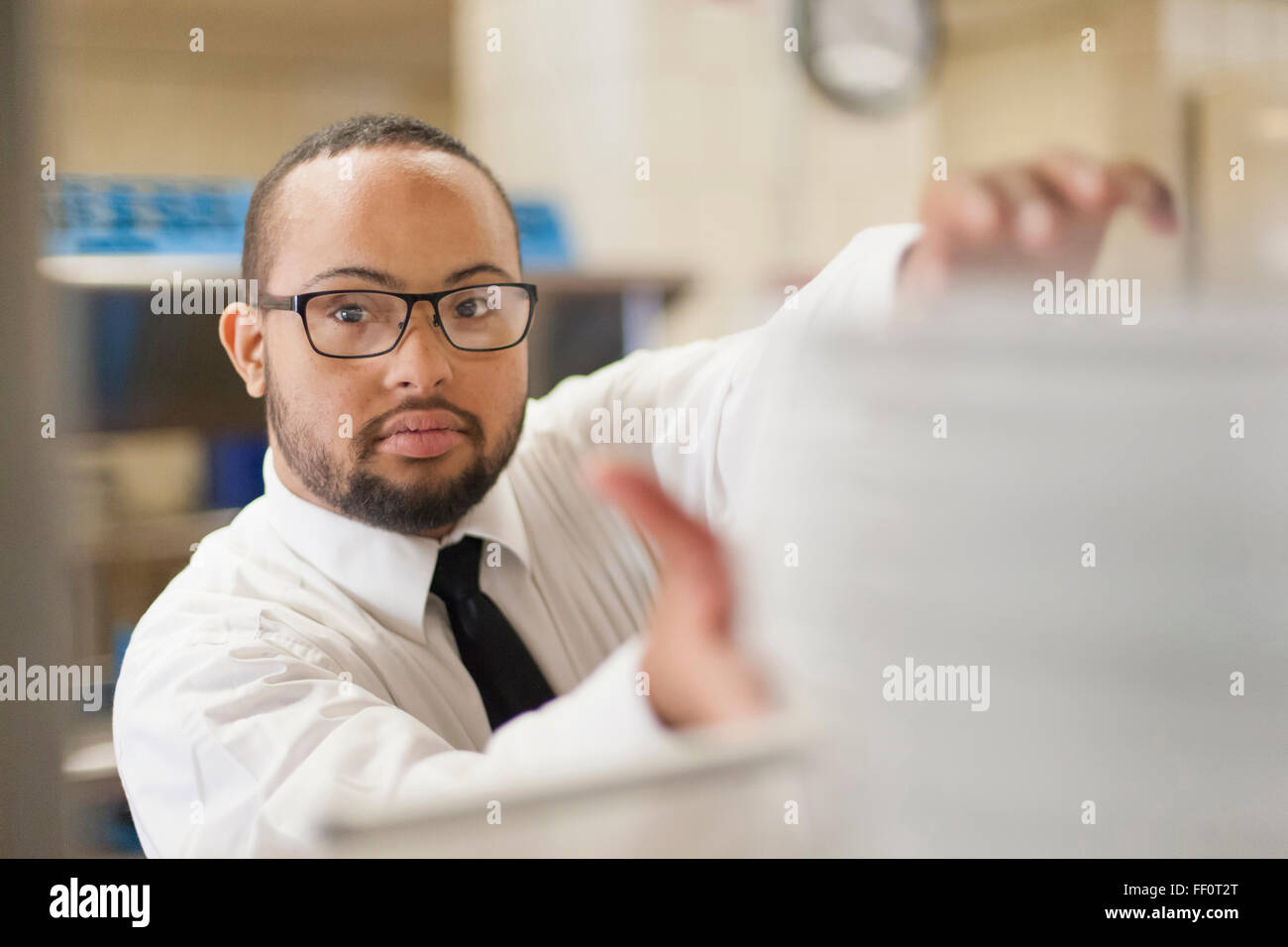 Gemischte Rassen Server mit Down-Syndrom arbeitet in restaurant Stockfoto