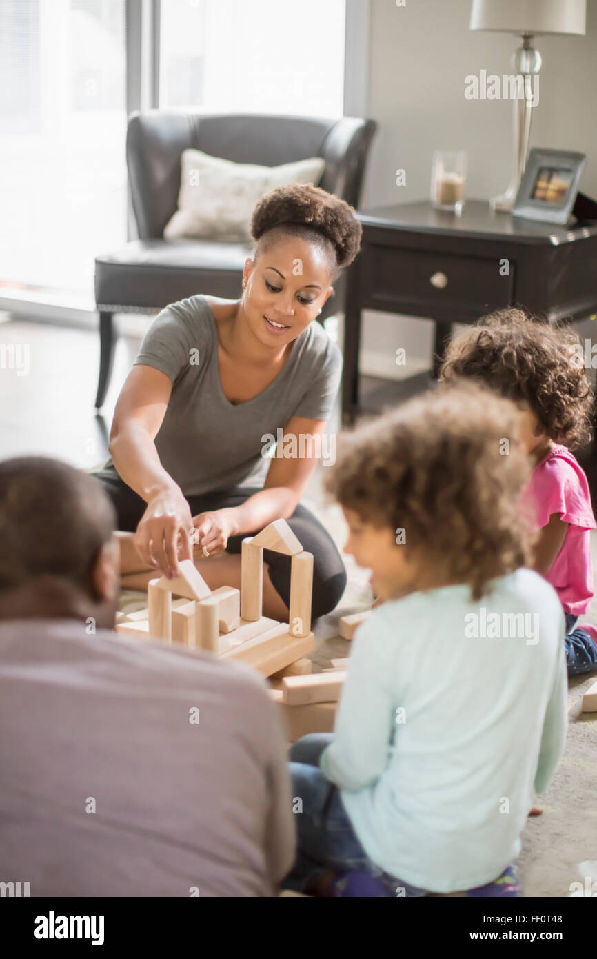 Familie spielt mit Gebäude-Blöcke in Wohnzimmer Stockfoto