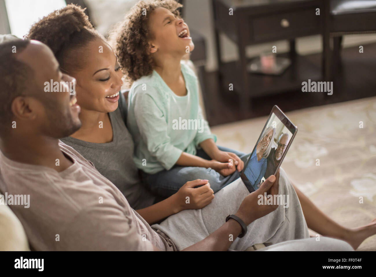 Familie Video-Chats mit digital-Tablette Stockfoto