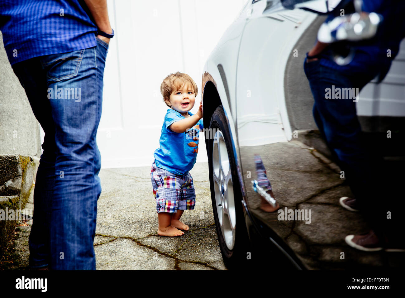 Vater und Baby Sohn Waschen Auto Stockfoto