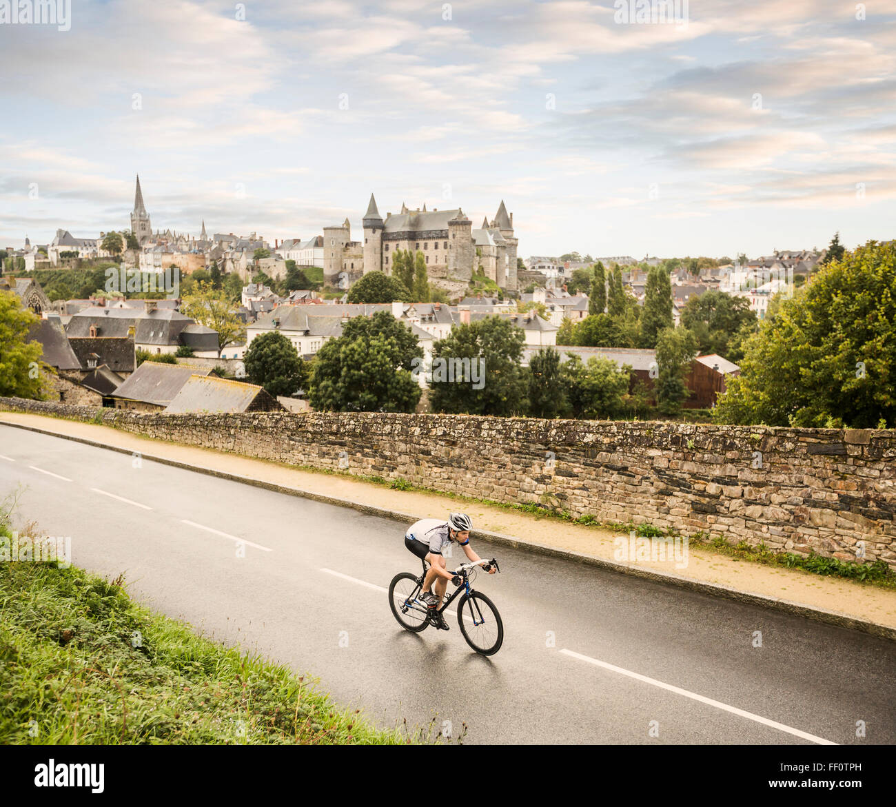 Kaukasischen Mann Radfahren im freien Stockfoto