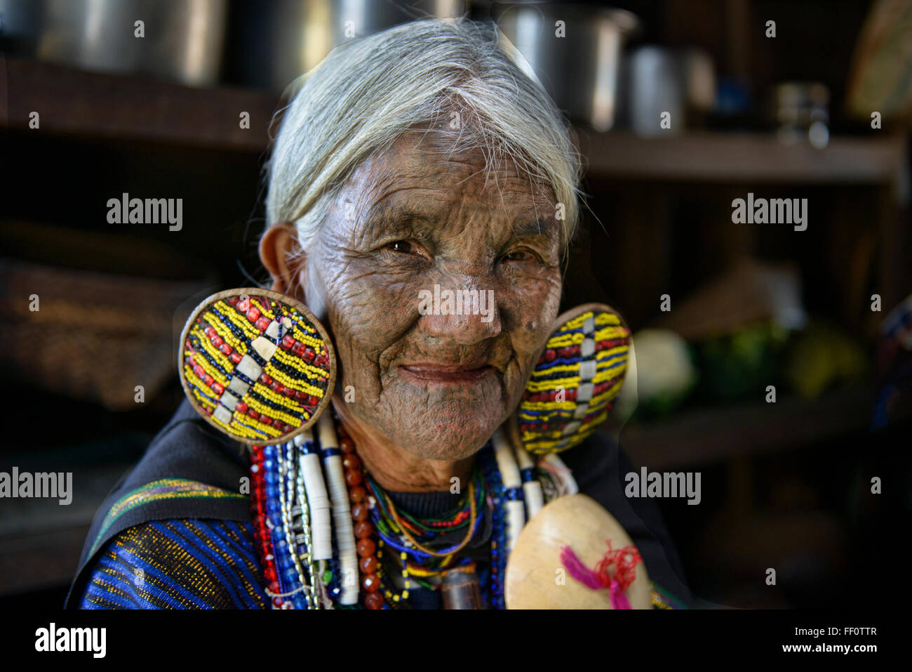 Gieren Sie, Shen, Magan Chin Frau mit Gesicht Tattoos in Mindat, Myanmar. Die Stammes-Kinn Frauen hatten ihre Gesichter, wenn sie waren tätowiert Stockfoto