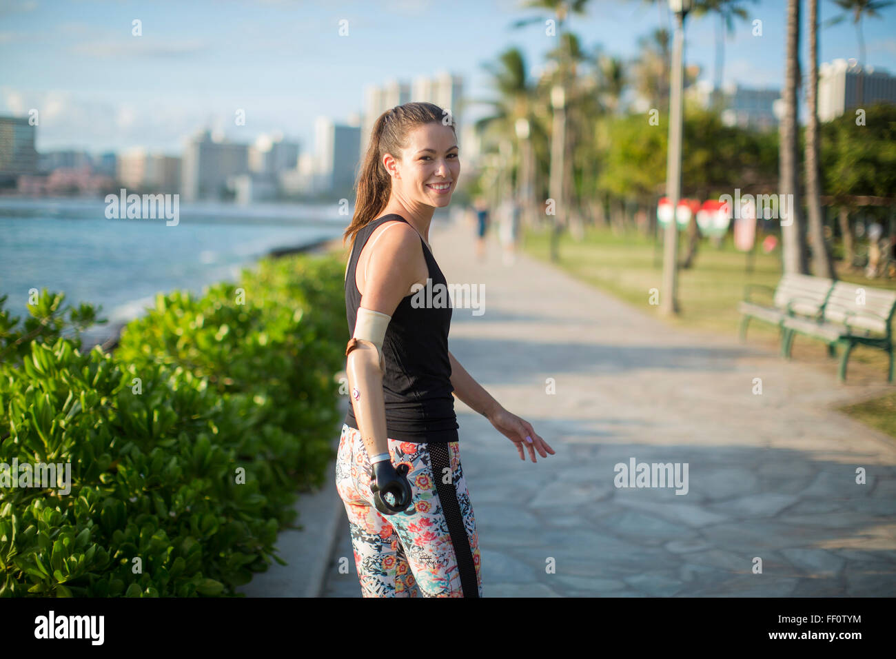 Gemischte Rassen Amputierte Sportler zu Fuß auf städtischen waterfront Stockfoto