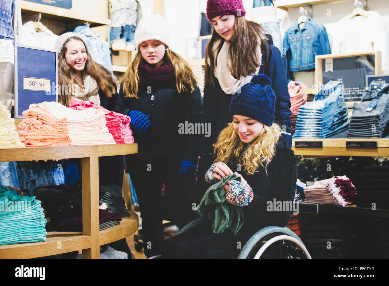 Mädchen im Bekleidungsgeschäft einkaufen Stockfoto