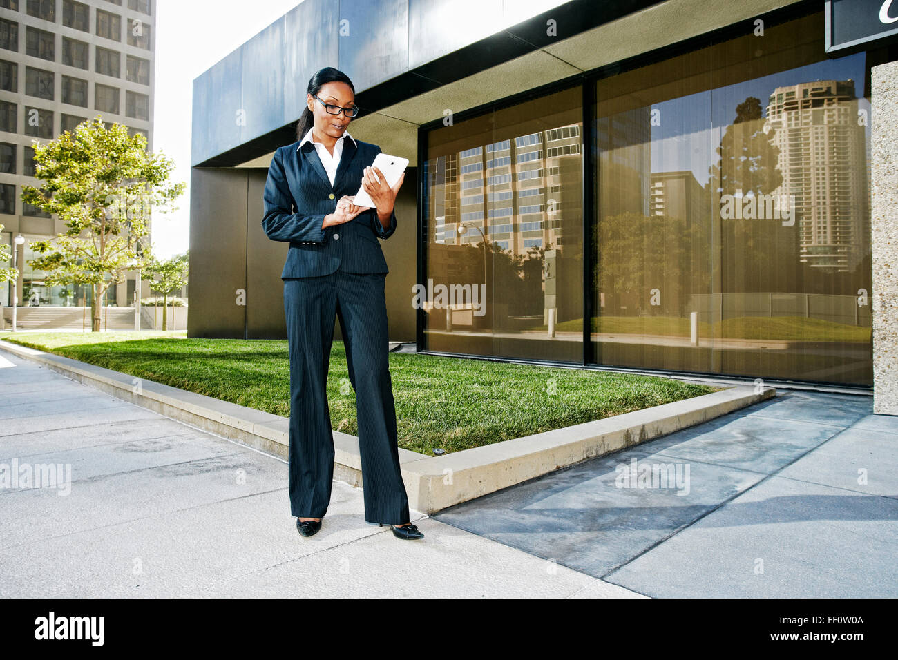 Schwarzen Geschäftsfrau mit digitalen Tablet im freien Stockfoto
