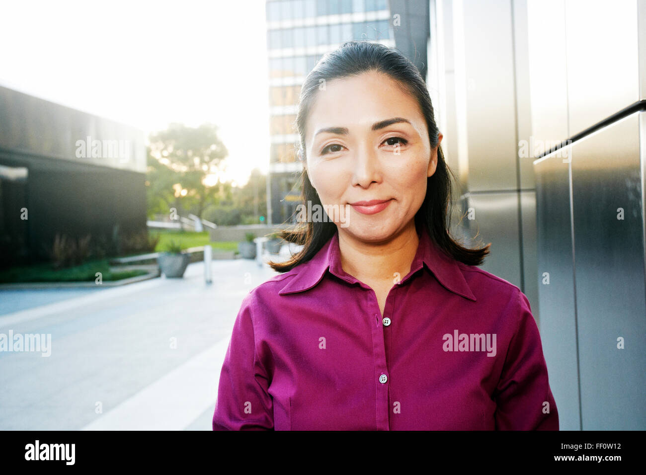 Asiatische Geschäftsfrau lächelnd im freien Stockfoto
