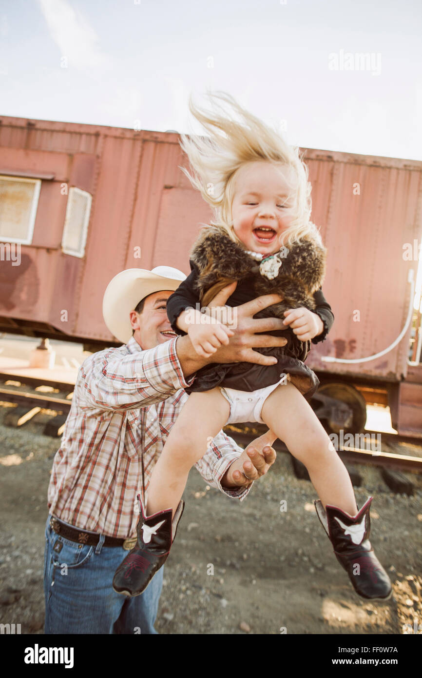 Vater und Tochter spielen im freien Stockfoto