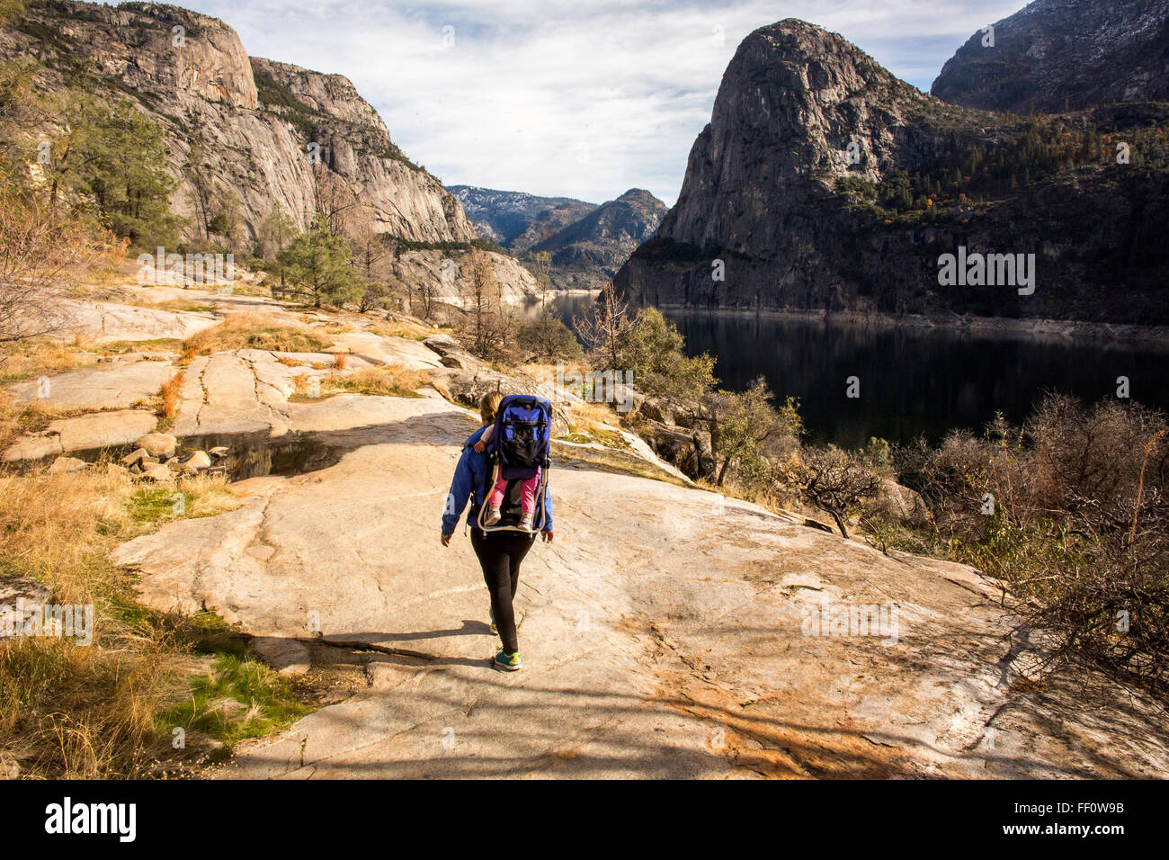 Kaukasische Mutter mit Tochter in Yosemite Nationalpark, Kalifornien, USA Stockfoto