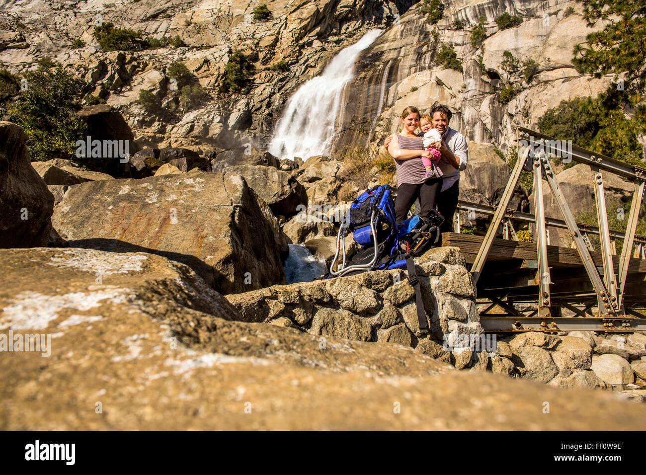 Kaukasische Familie lächelnd im Yosemite Nationalpark, California, United States Stockfoto